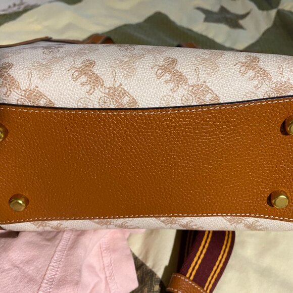 Coach Field Tote 22 With Horse And Carriage Print And Carriage Badge ONE OWNER - Picture 4 of 7